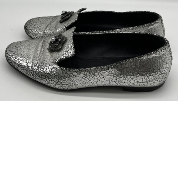 Chanel Re-Soled Fall 2015 Silver Leather Floral Charm Appliqué Loafer sz 38.5 - Picture 2 of 7